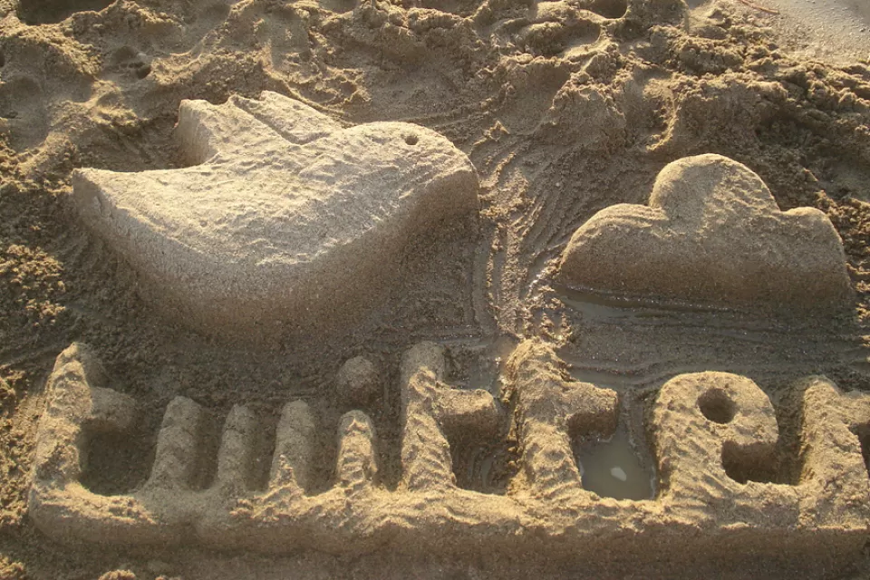 Twitter escultura de arena